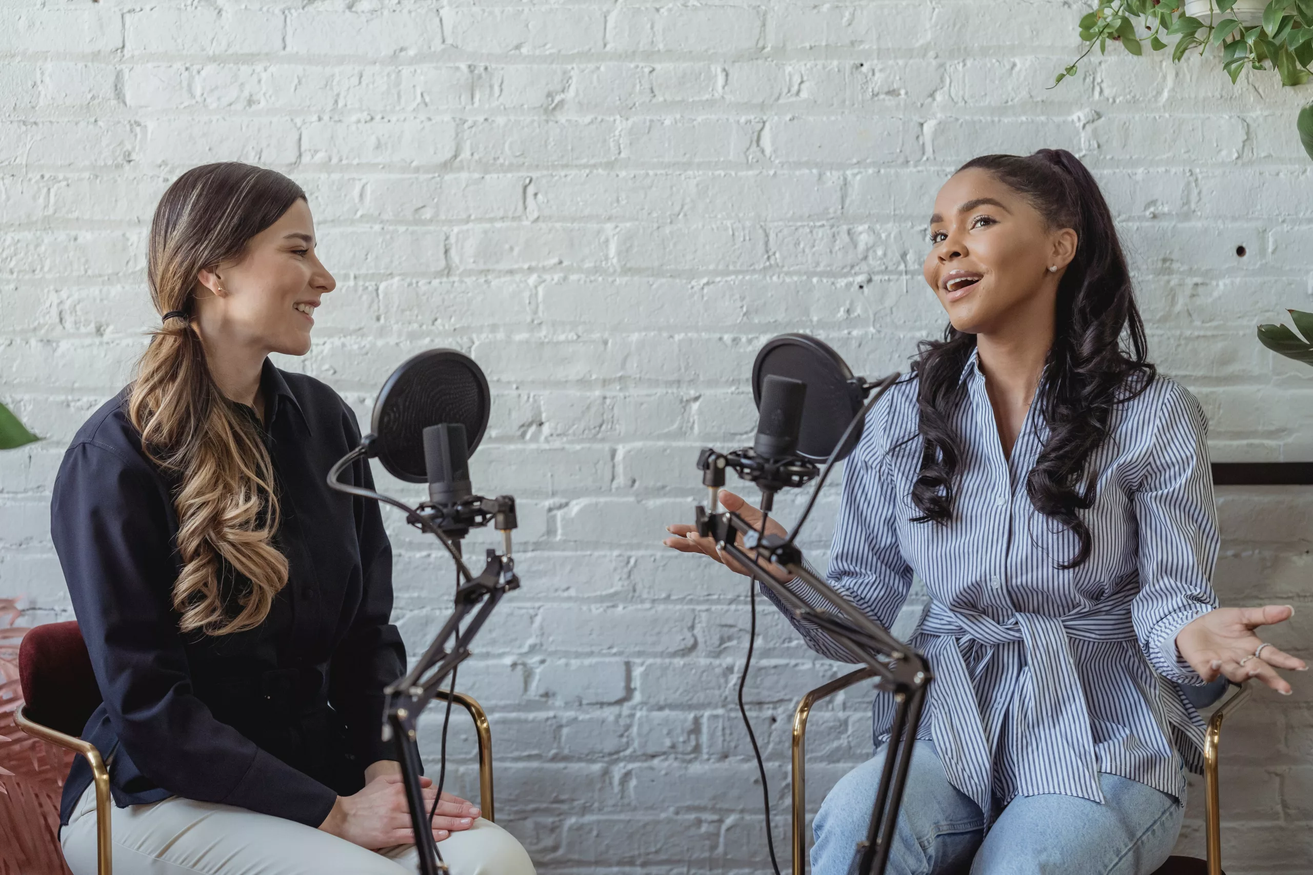 Deux femmes enregistrant un podcast