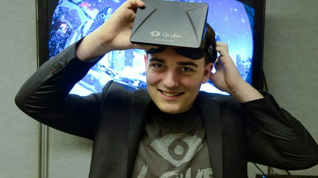 Le casque VR d'Oculus Rift porté par son créateur Palmer Luckey